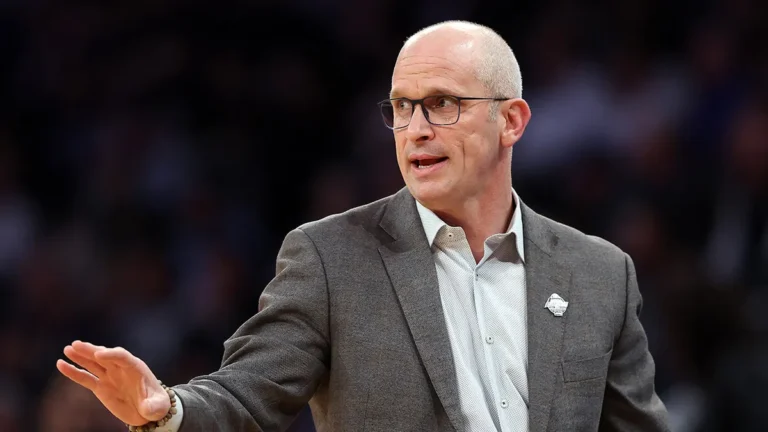 UConn bosh murabbiyi Den Xyorli 2024-2025-yilgi mavsumdan ketish niyati bo’lganini tan oldi